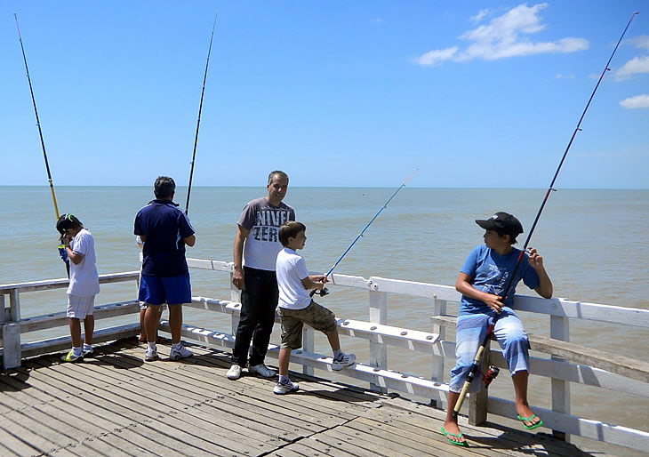 pesca en el muelle de La lucila del Mar