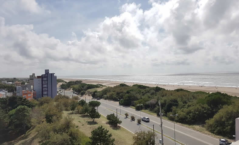 San Clemente del tuyu y sus playas desde un balcón.