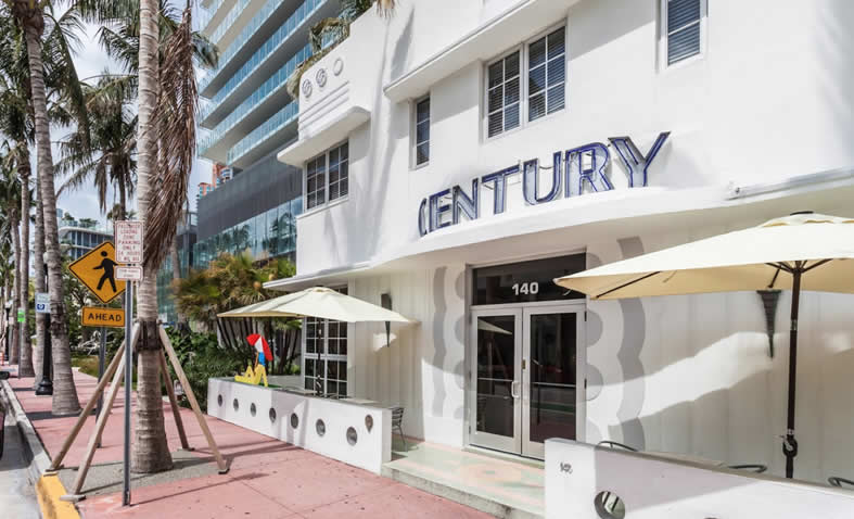 El hotel Century no solo es un lindo hotel de 2 estrellas, está ubicado a metros de la playa en la calle Ocean Drive y cerca de todas las atracciones que ofrece la zona de South Beach en el corazón de Miami Beach.