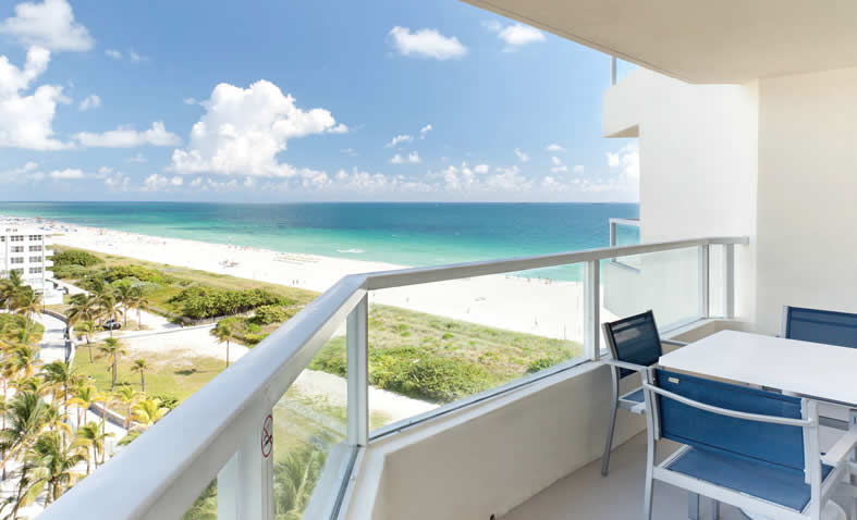 Tus vacaciones en South Beach se convertirán en una forma de vida en The Stanton, donde los balcones privados están equipados con asientos para que puedas relajarte y saborear la variedad de vistas disponibles desde sus habitaciones premium. Desde habitaciones frente al mar que miran directamente al Océano Atlántico hasta habitaciones con vista al mar situadas a los lados del hotel con vistas a las arenas blancas y las brillantes aguas azules, la decisión es tuya. Para espacio adicional, la suite de un dormitorio también es una opción ideal.