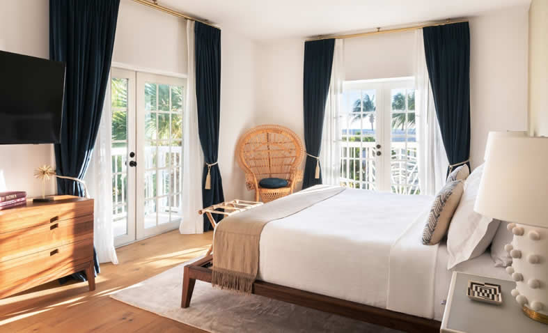 The Savoy cuenta con 31 refinadas suites de hotel diseñadas para combinar con el encanto tropical de su zona de playa. Son suites de gran tamaño que tienen entre 600 y 1400 pies cuadrados de espacio y balcones con vista a sus patios tropicales, piscinas icónicas y vistas despejadas del Océano Atlántico. Cada una de sus suites está diseñada con un azul sereno, blancos nítidos y toques de colores coral para reflejar la belleza de Miami. Relajarse en The Savoy Hotel & Beach Club, es un oasis tropical privado con servicio cinco estrellas.El Savoy & Beach Club es un edificio histórico art déco de 1935, con murales cuidadosamente seleccionados en su hermoso lobby para reflejar la vibrante historia de Miami. Hay muchos espacios para relajarse, como el tranquilo oasis de una espaciosa suite, junto al océano y al banco de arena, y el espacioso vestíbulo con una biblioteca de préstamo y lujosos muebles. Camina hacia la playa y relájate en este club de playa.